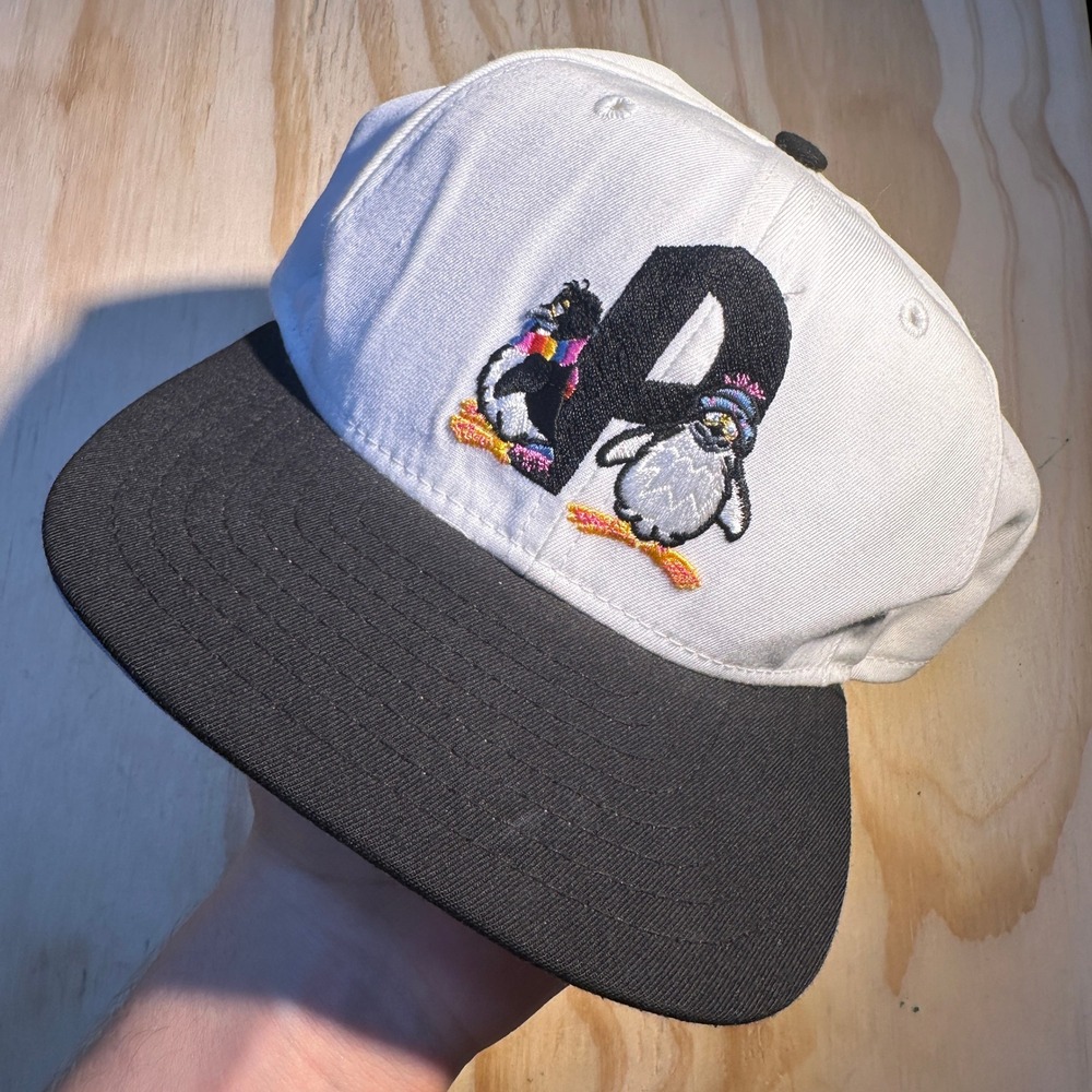 Vintage SeaWorld Penguin Snapback Hat New Era Low Profile Two Tone White Black